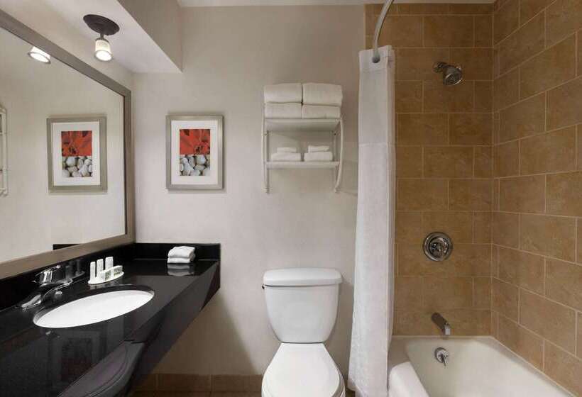 فندق Ramada By Wyndham Sarasota Waterfront