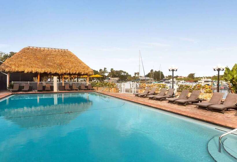 فندق Ramada By Wyndham Sarasota Waterfront