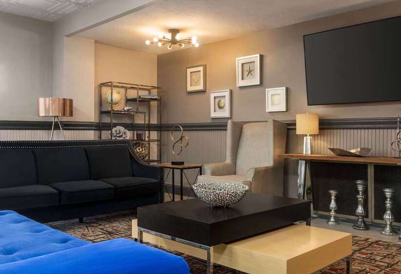 فندق Ramada By Wyndham Sarasota Waterfront