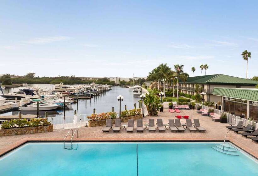 فندق Ramada By Wyndham Sarasota Waterfront