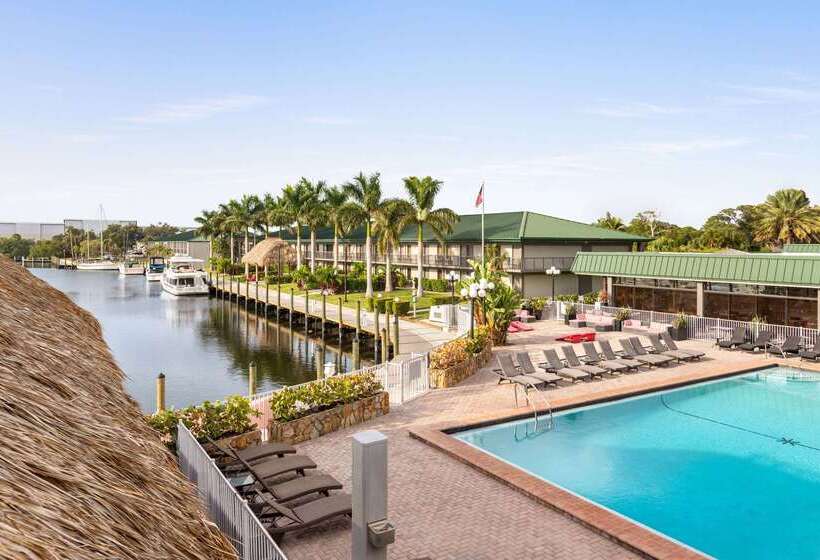 فندق Ramada By Wyndham Sarasota Waterfront