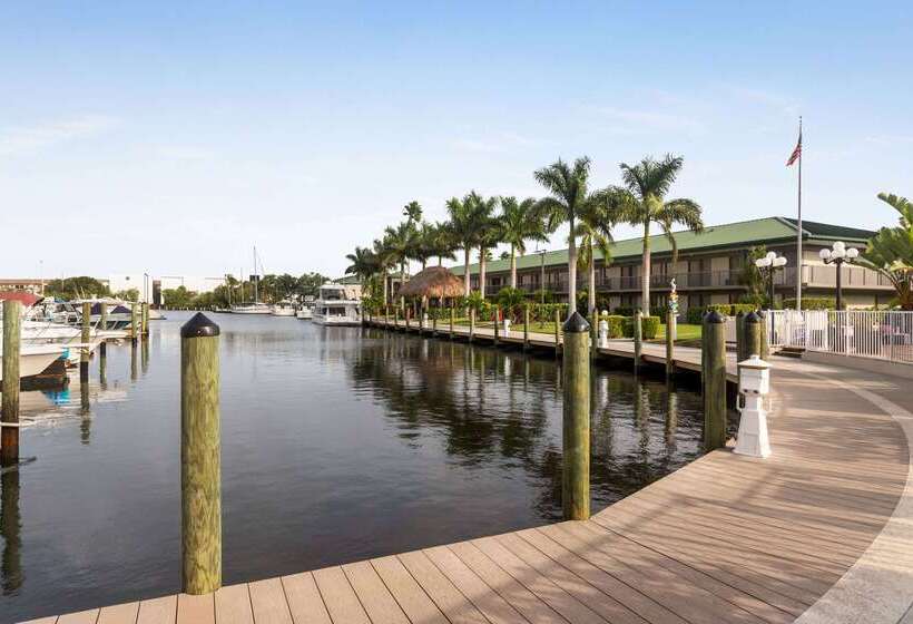 فندق Ramada By Wyndham Sarasota Waterfront