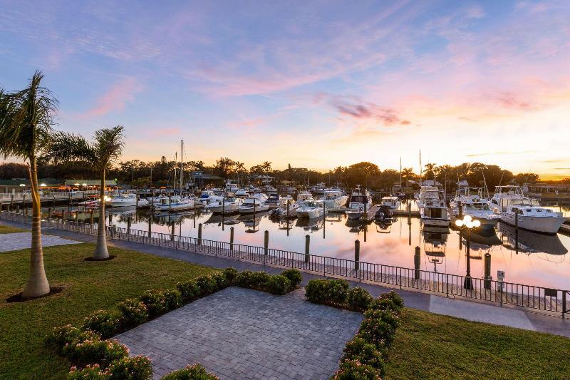 فندق Ramada By Wyndham Sarasota Waterfront
