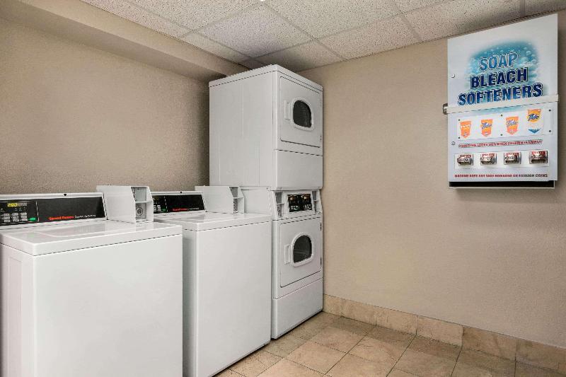 فندق Ramada By Wyndham Sarasota Waterfront