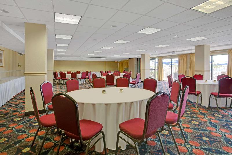 فندق Ramada By Wyndham Sarasota Waterfront