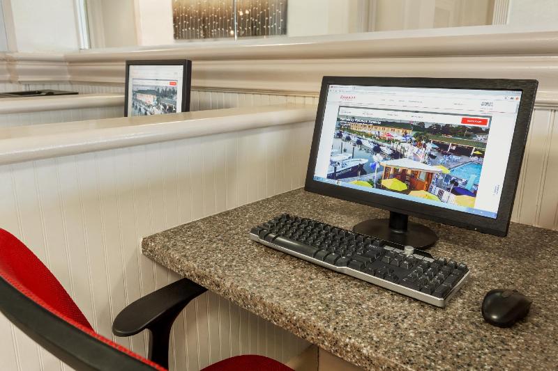 فندق Ramada By Wyndham Sarasota Waterfront