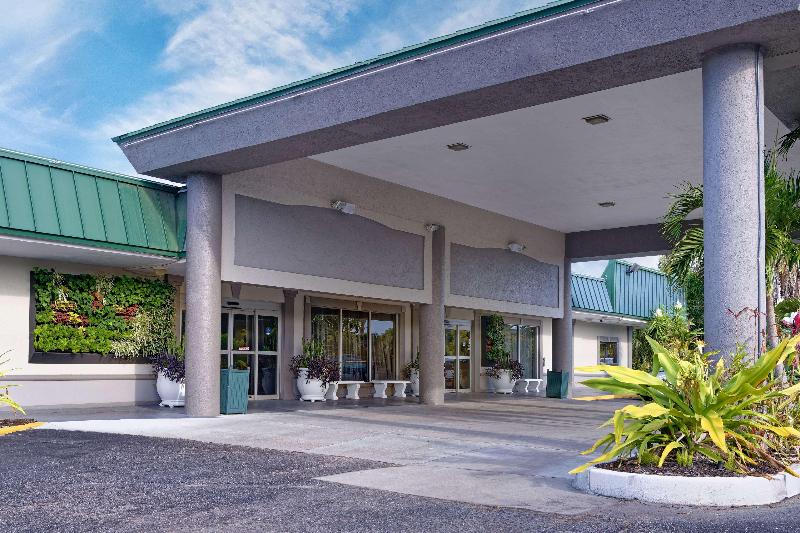 בית מלון כפרי Ramada By Wyndham Sarasota Waterfront
