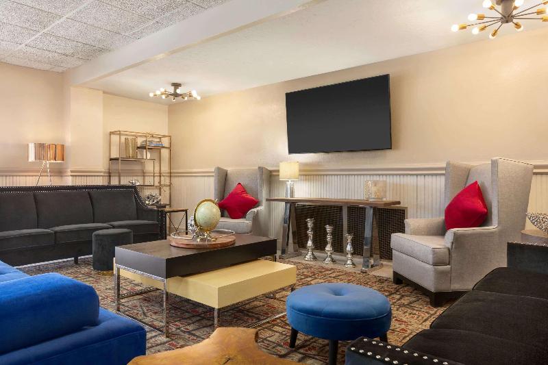 فندق Ramada By Wyndham Sarasota Waterfront