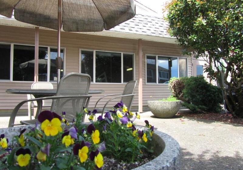 Отель Red Lion Inn & Suites Vancouver