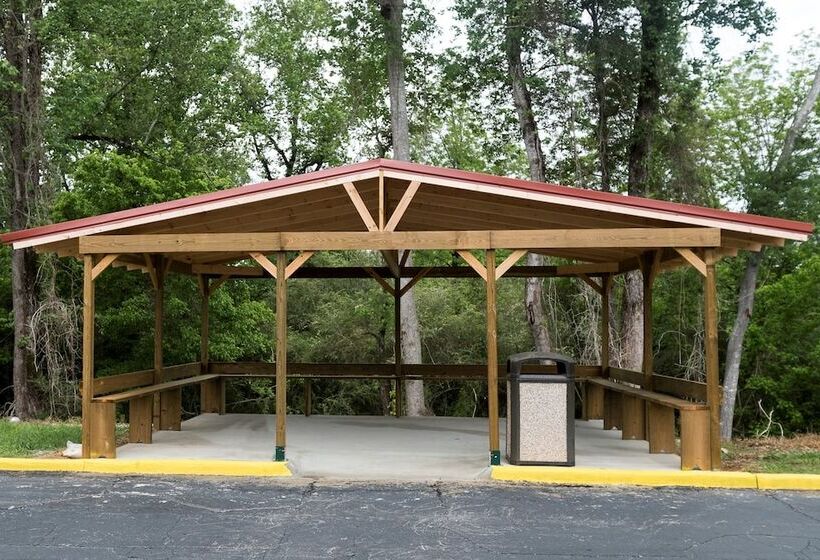 בית מלון כפרי Red Roof Inn Plus+ & Suites Opelika