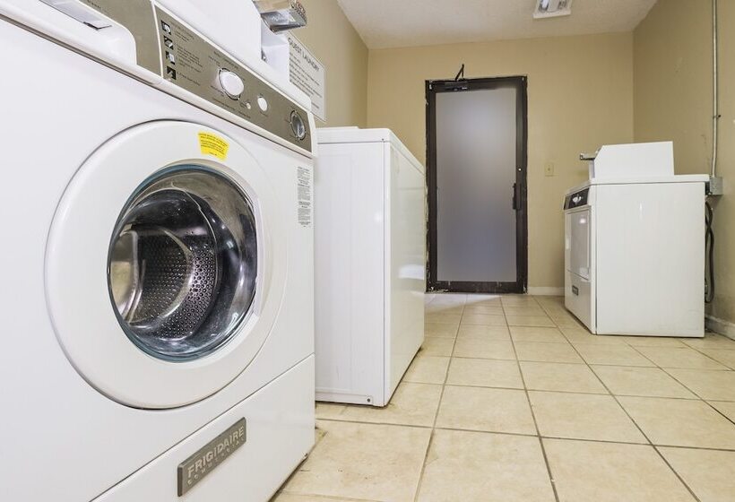 בית מלון כפרי Red Roof Inn Plus+ & Suites Opelika