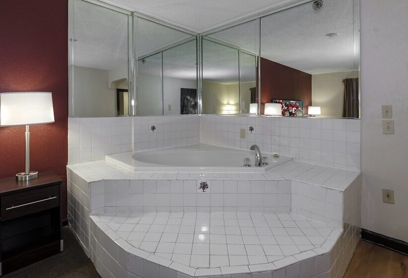 בית מלון כפרי Red Roof Inn Plus+ & Suites Opelika