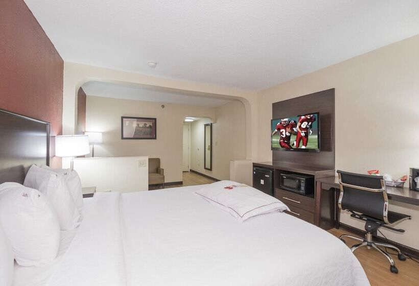 בית מלון כפרי Red Roof Inn Plus+ & Suites Opelika