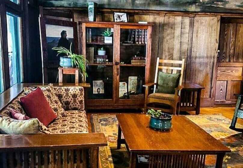 בית מלון כפרי Roycroft Inn