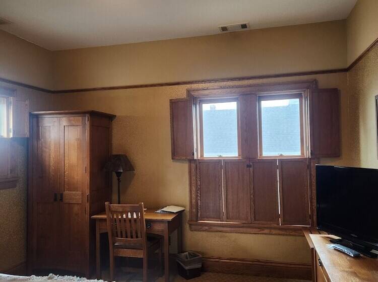 בית מלון כפרי Roycroft Inn