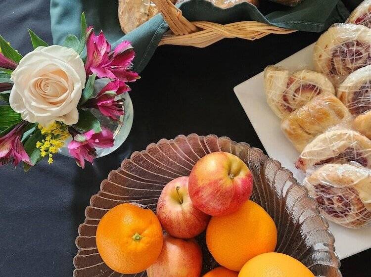 בית מלון כפרי Roycroft Inn