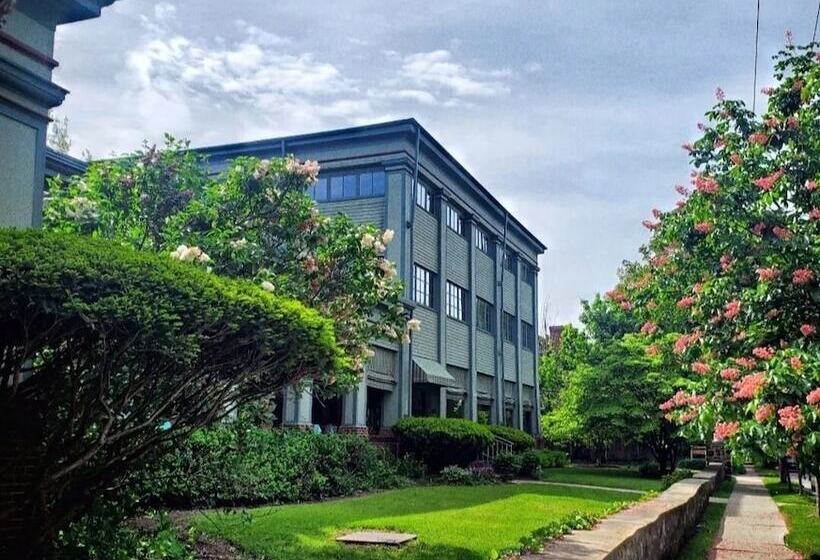 בית מלון כפרי Roycroft Inn