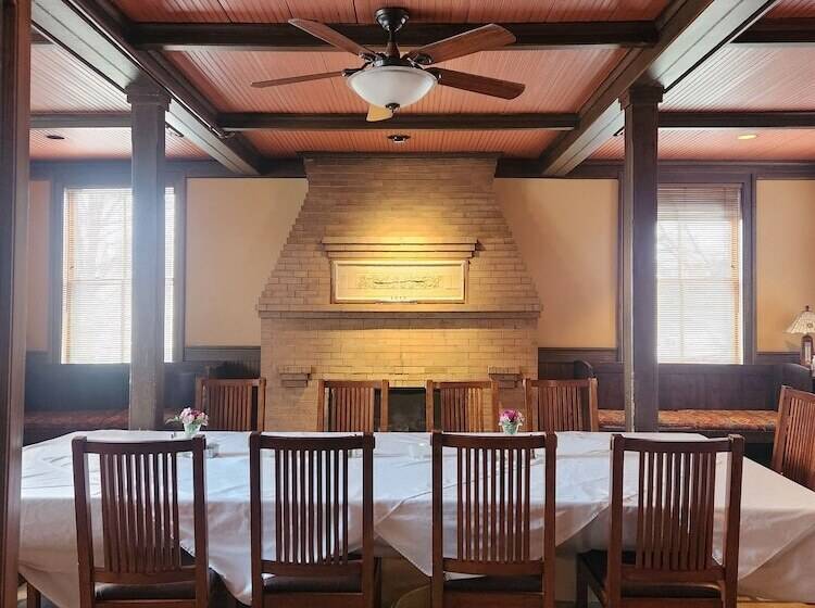 בית מלון כפרי Roycroft Inn