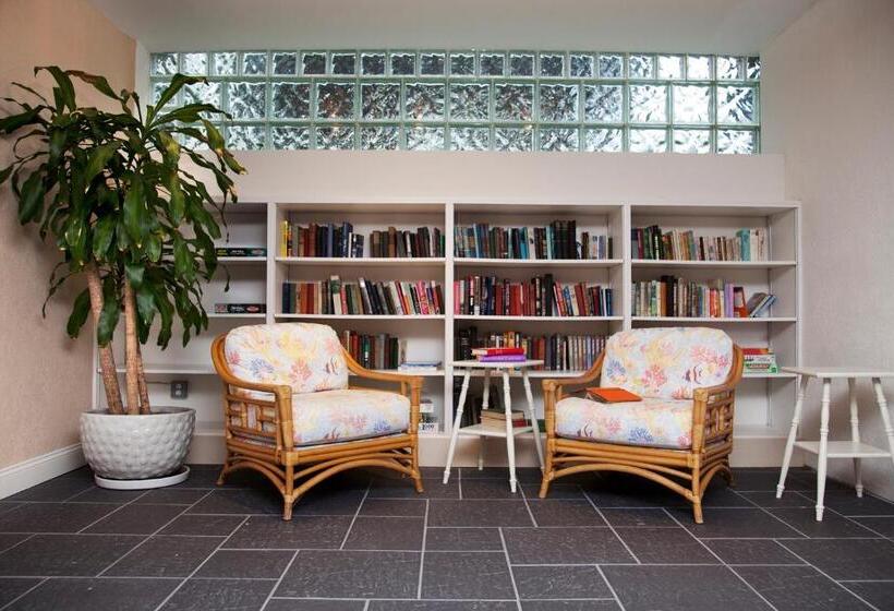 فندق Sandpiper Beach Club