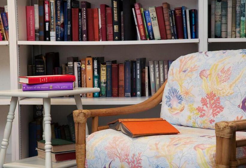 فندق Sandpiper Beach Club