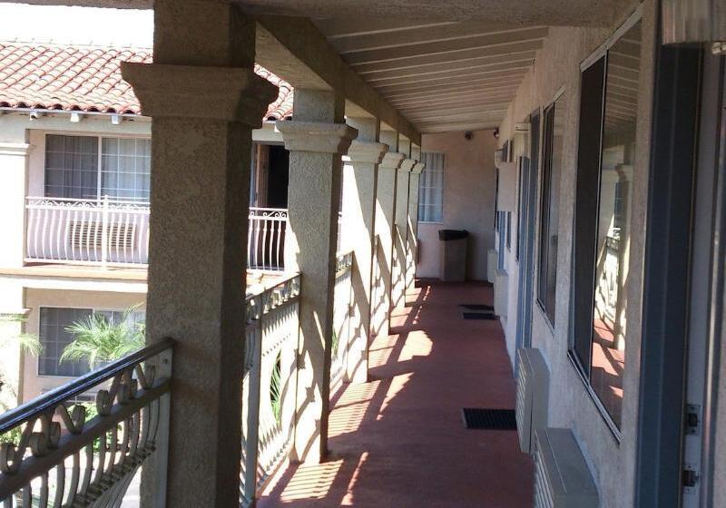 فندق Santa Ana Travel Inn