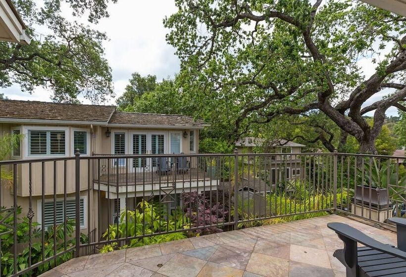 Отель Saratoga Oaks Lodge