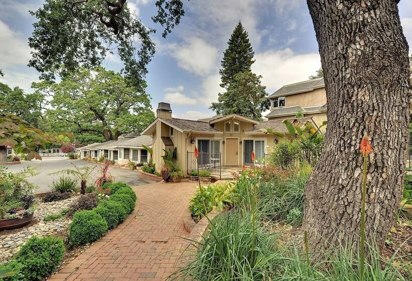 Отель Saratoga Oaks Lodge