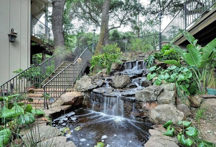 Отель Saratoga Oaks Lodge