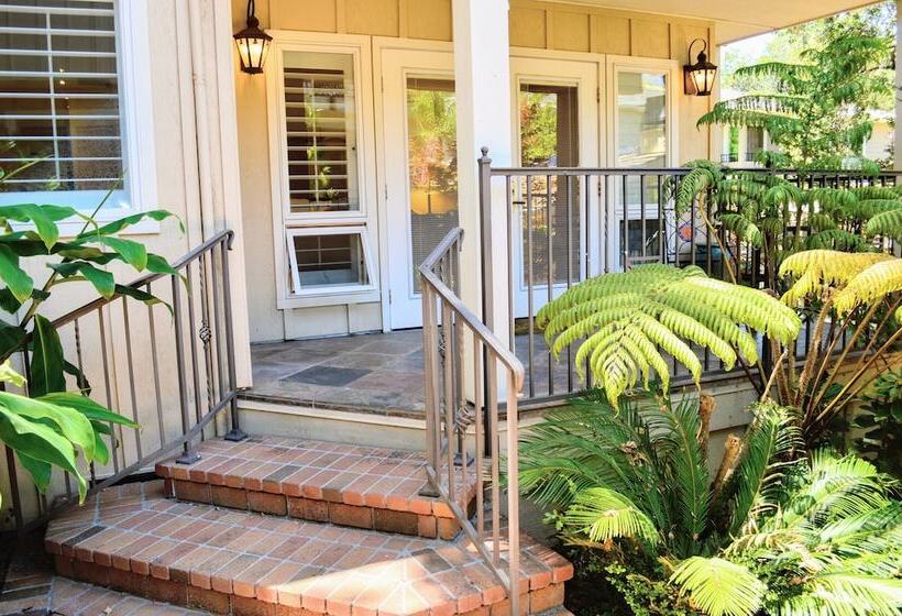 Отель Saratoga Oaks Lodge