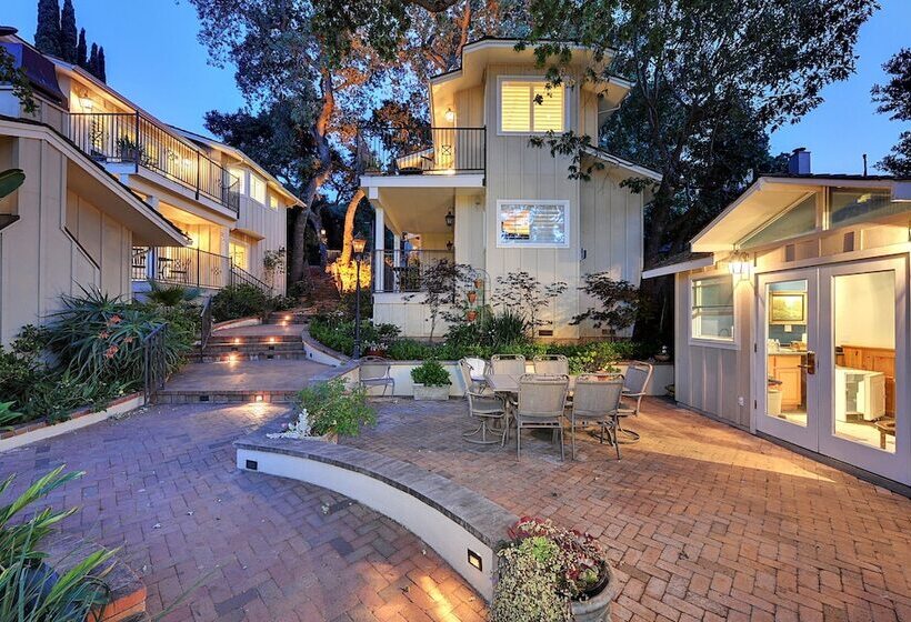 Отель Saratoga Oaks Lodge