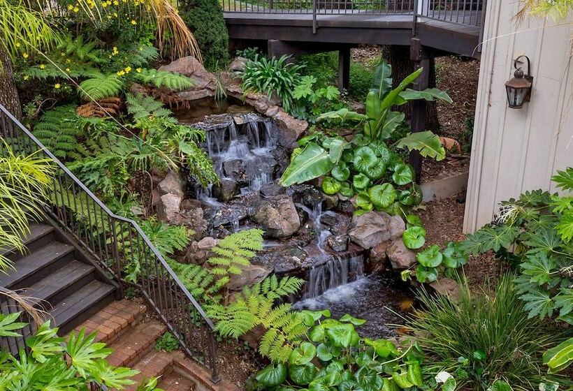 Отель Saratoga Oaks Lodge