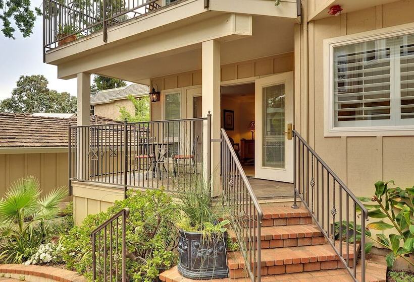 Отель Saratoga Oaks Lodge