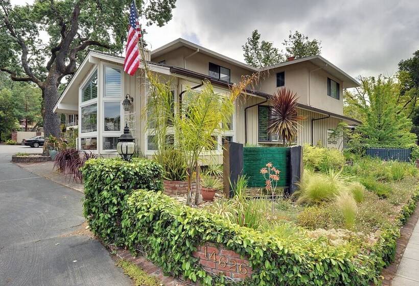 Отель Saratoga Oaks Lodge