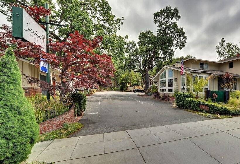 Отель Saratoga Oaks Lodge