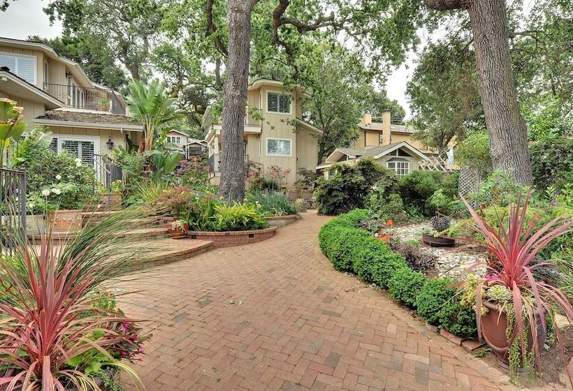 Отель Saratoga Oaks Lodge