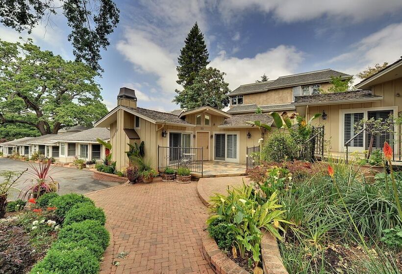 Отель Saratoga Oaks Lodge