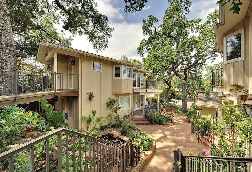 Отель Saratoga Oaks Lodge