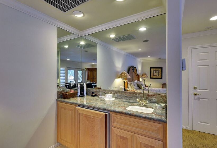 Отель Saratoga Oaks Lodge