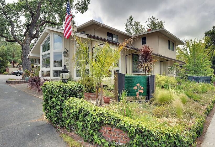 Отель Saratoga Oaks Lodge