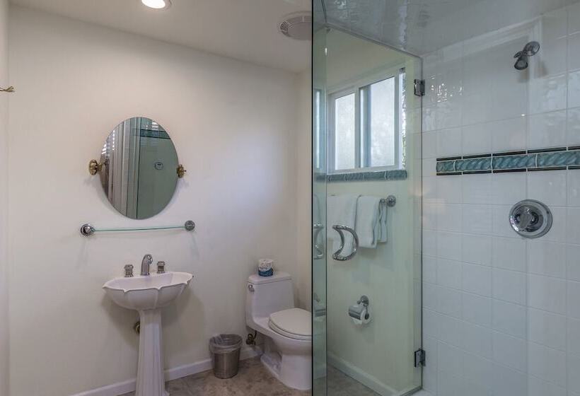 Отель Saratoga Oaks Lodge