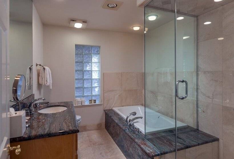 Отель Saratoga Oaks Lodge