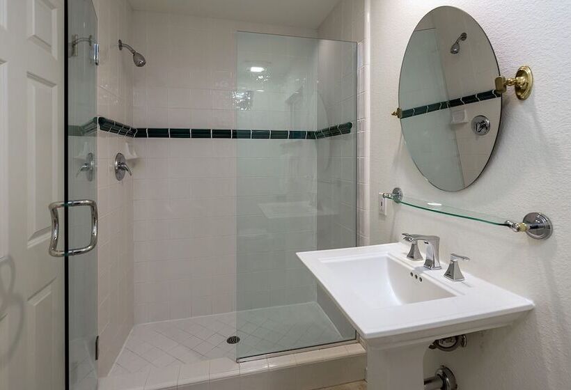 Отель Saratoga Oaks Lodge