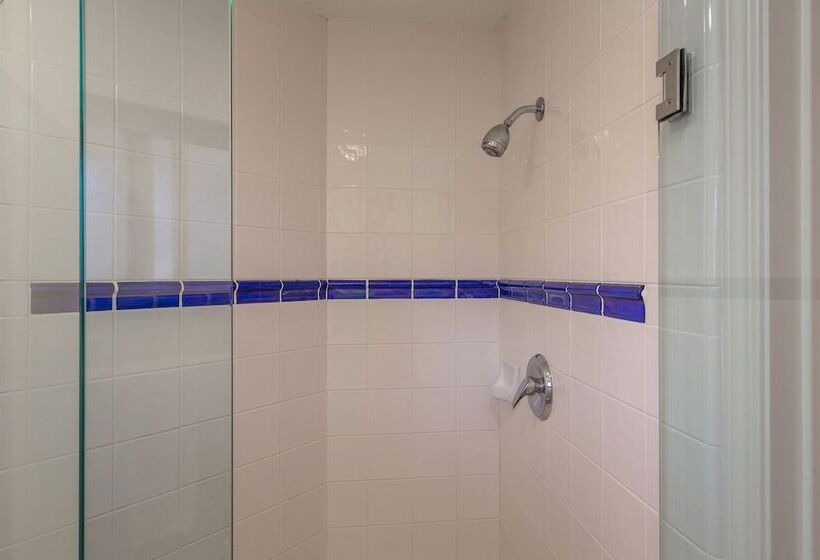 Отель Saratoga Oaks Lodge