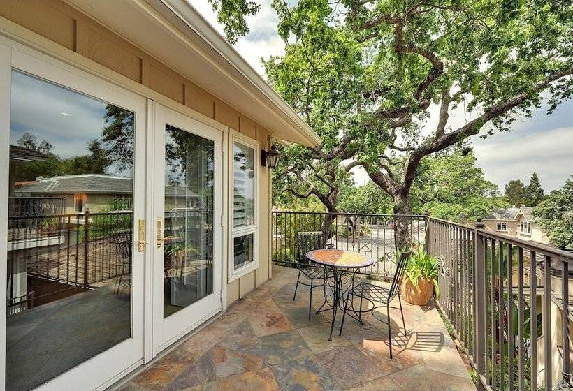 Отель Saratoga Oaks Lodge