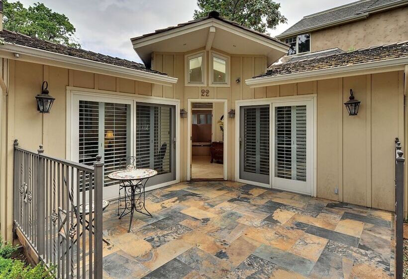 Отель Saratoga Oaks Lodge