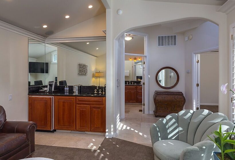 Отель Saratoga Oaks Lodge