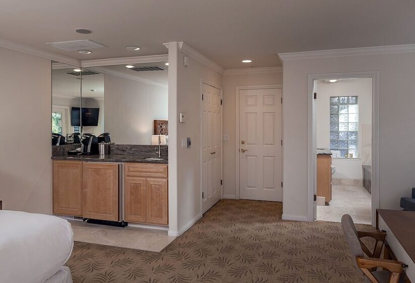 Отель Saratoga Oaks Lodge