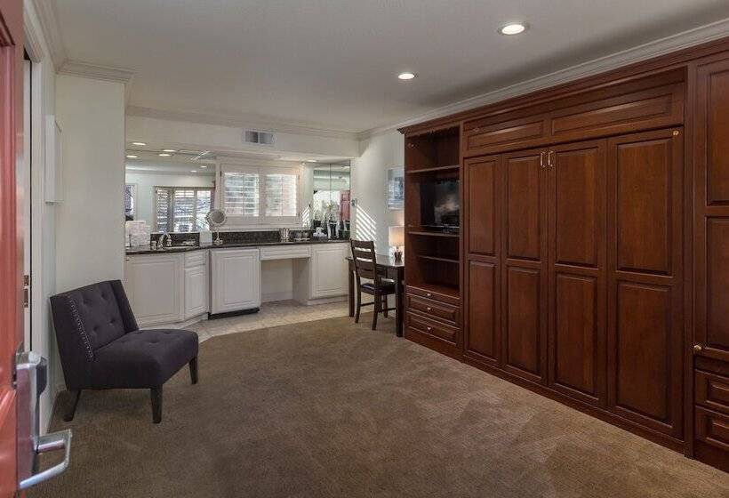 Отель Saratoga Oaks Lodge