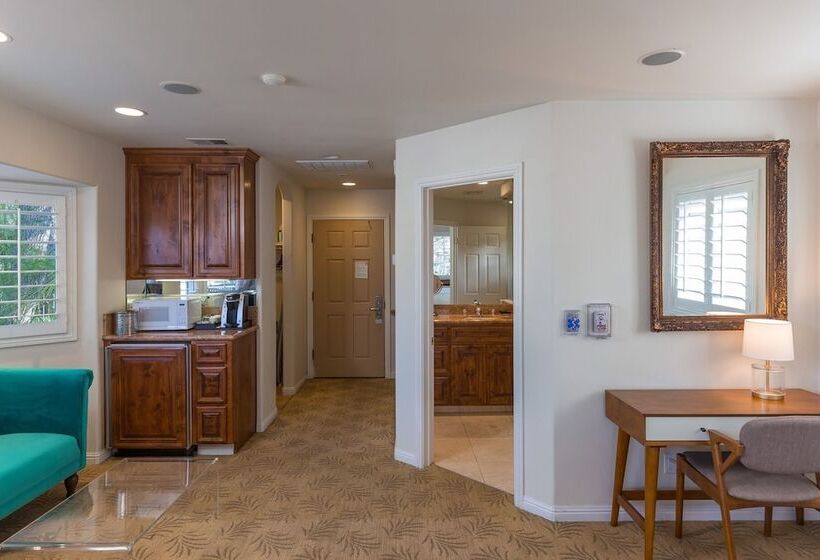 Отель Saratoga Oaks Lodge