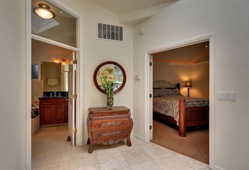 Отель Saratoga Oaks Lodge